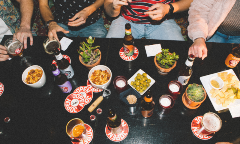 Jopen brouwerij bierflesjes op tafel